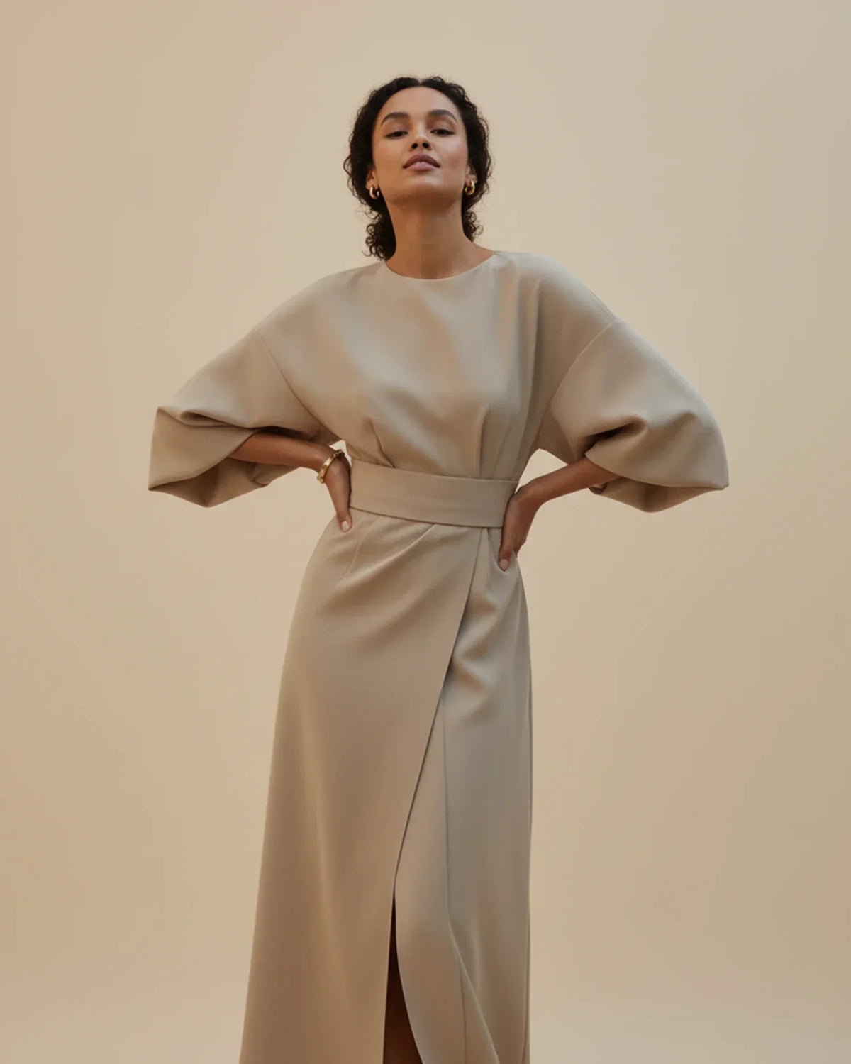 Robe Midi Chic avec Manches Bouffantes et Design Croisé