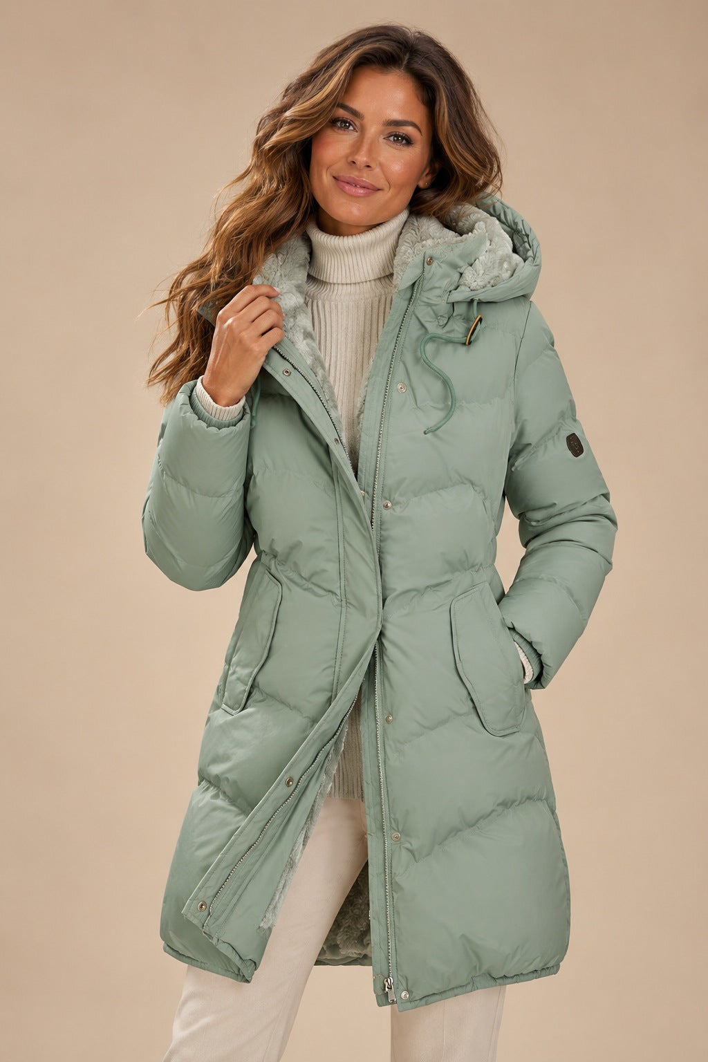 Manteau long en duvet à capuche pour femmes avec taille ajustable à cordon