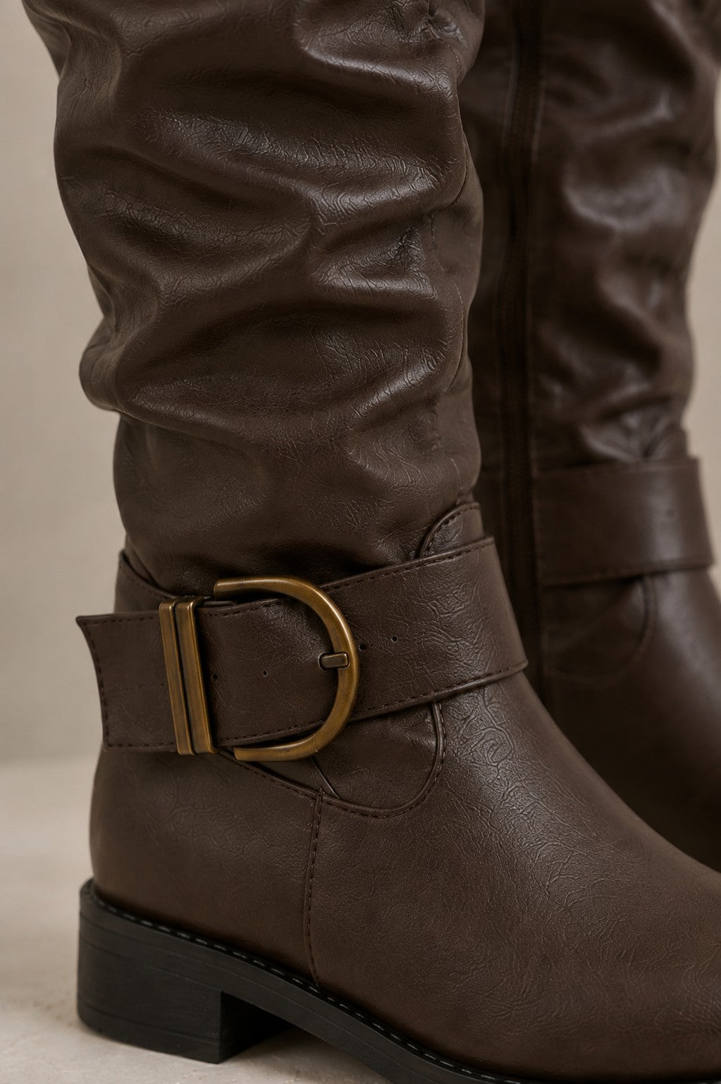 Bottes marron à hauteur de genou pour femmes avec boucle — Mollet large