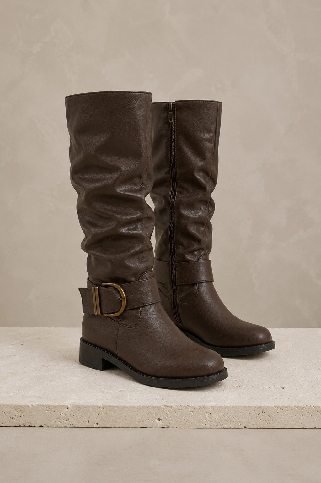 Bottes marron à hauteur de genou pour femmes avec boucle — Mollet large