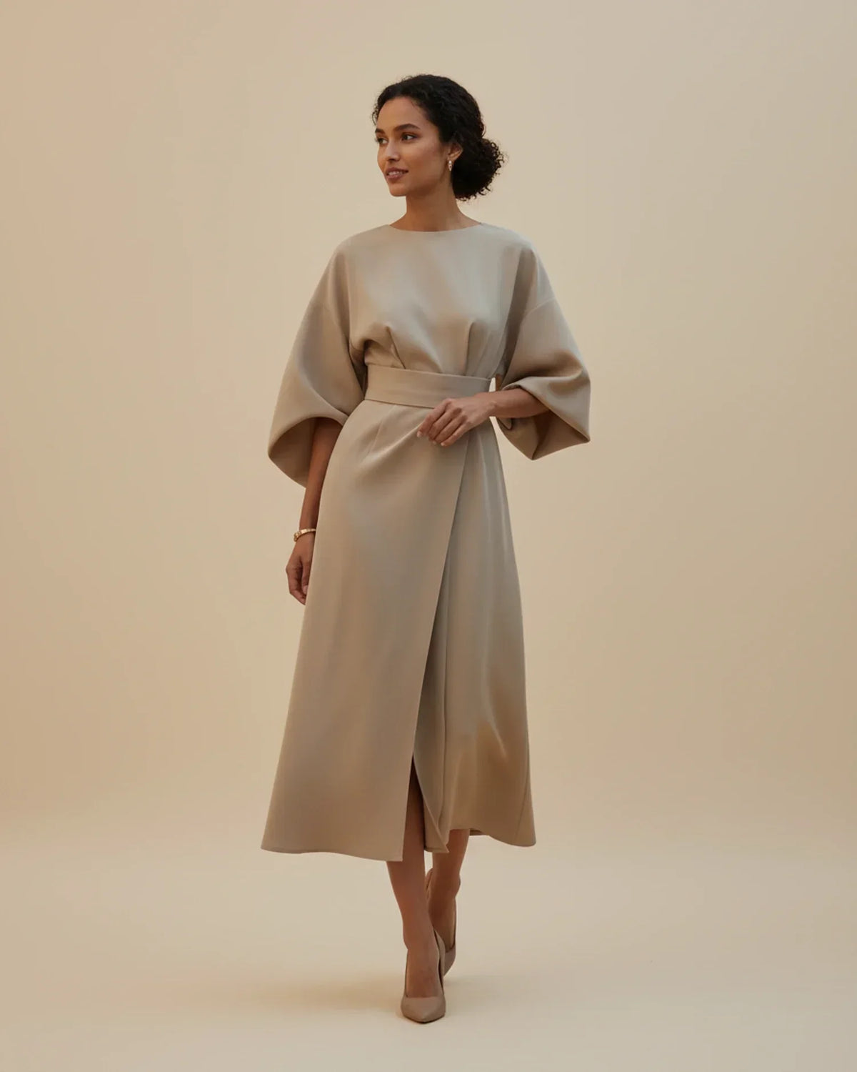 Robe Midi Chic avec Manches Bouffantes et Design Croisé